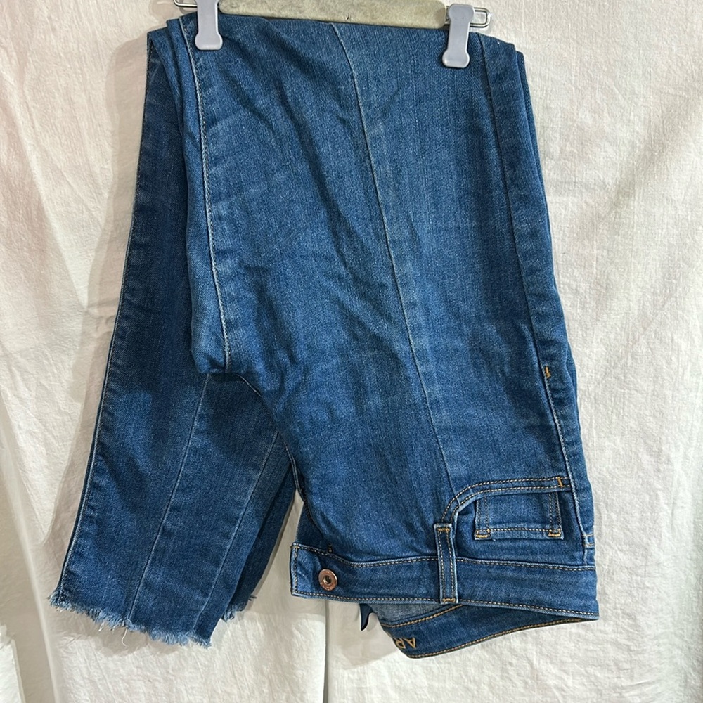 Cropped frayed jeans with front seam